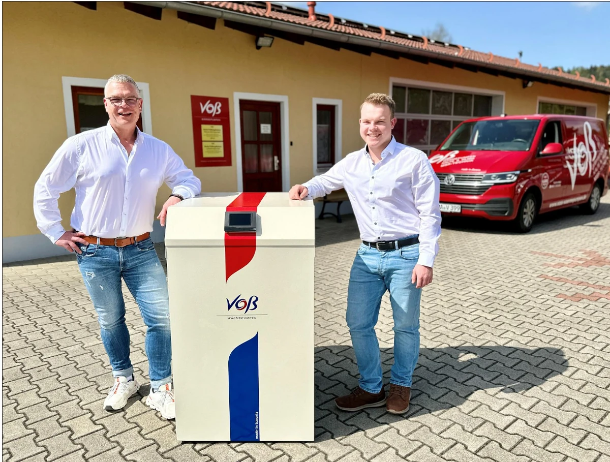 Peter und Philipp Voß vor dem Firmengebäude in Furth im Wald